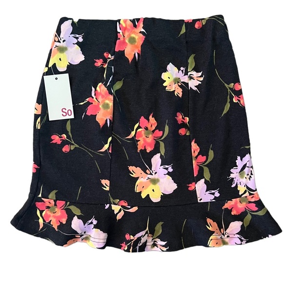 NWT SO BLACK FLORAL MINI FLOUNCE SKIRT WITH RUFFLE HEM SIZE XS - Picture 5 of 8